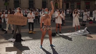 Photo of video | Pandemia a provocat proteste masive în Spania! Medicii extenuați s-au dezbrăcat în stradă