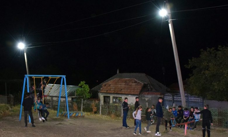 Photo of foto | S-a montat rețeaua de peste cinci km. Locuitorii din satul Vâprova, condus de membrii Partidului ȘOR, se bucură de iluminat stradal