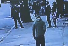 Photo of video | Trotuarul a cedat sub el! Un bărbat din New York a căzut într-o groapă plină cu șobolani