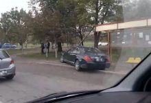 Photo of video | Ciocana. O șoferiță a ajuns cu Mercedes-ul într-o stație de așteptare a transportului public