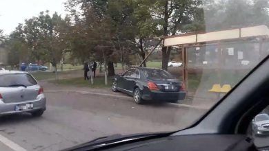 Photo of video | Ciocana. O șoferiță a ajuns cu Mercedes-ul într-o stație de așteptare a transportului public