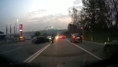 Photo of video | Pe muchie de cuțit! Inspector de patrulare, la un pas să fie lovit în urma ciocnirii a două mașini în Chișinău