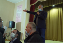 Photo of video | Usatîi a dat buzna la o întâlnire electorală a lui Dodon. După altercații, candidatul PN a fost scos cu forța din sală