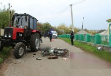 Photo of foto | Accident fatal în raionul Florești. Un bărbat și-a pierdut viața după ce s-a izbit cu motocicleta de un tractor