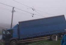 Photo of foto | Sute de persoane au rămas fără curent electric după ce un camion s-a izbit de un pilon electric. Șoferul ar putea fi obligat să achite prejudiciile