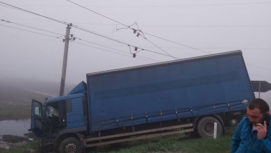 Photo of foto | Sute de persoane au rămas fără curent electric după ce un camion s-a izbit de un pilon electric. Șoferul ar putea fi obligat să achite prejudiciile