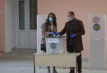 Photo of video | De mână cu soția, Ion Ceban a venit să își exercite dreptul de cetățean: „Am votat o echipă unită”