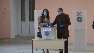 Photo of video | De mână cu soția, Ion Ceban a venit să își exercite dreptul de cetățean: „Am votat o echipă unită”