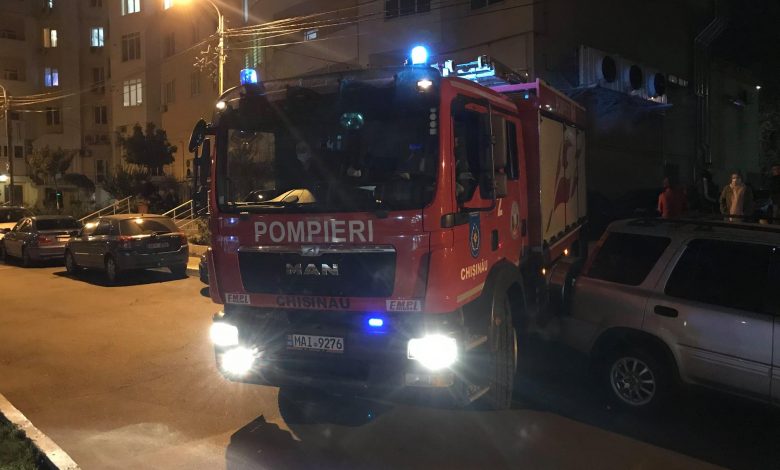 Photo of video | O parcare neregulamentară poate costa scump. Mașinile lăsate la întâmplare în curțile blocului împiedică pompierii