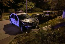 Photo of O mașină a Poliției s-a izbit de un pilon la Botanica. Oamenii legii urmăreau o motocicleta care ar fi circulat neregulamentar