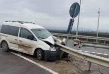 Photo of Accident înfricoșător la Telenești! O mașină, străpunsă de bara care delimitează benzile de circulația