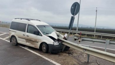 Photo of Accident înfricoșător la Telenești! O mașină, străpunsă de bara care delimitează benzile de circulația