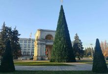 Photo of foto | Atmosfera sărbătorilor de iarnă cuprinde capitala. Pomul de Crăciun a fost instalat în scuarul Catedralei