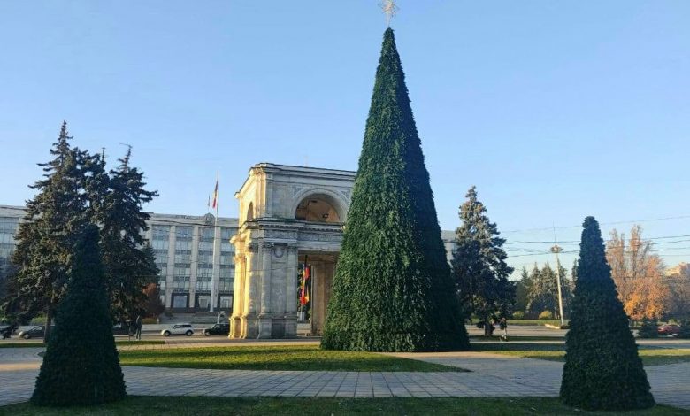 Photo of foto | Atmosfera sărbătorilor de iarnă cuprinde capitala. Pomul de Crăciun a fost instalat în scuarul Catedralei