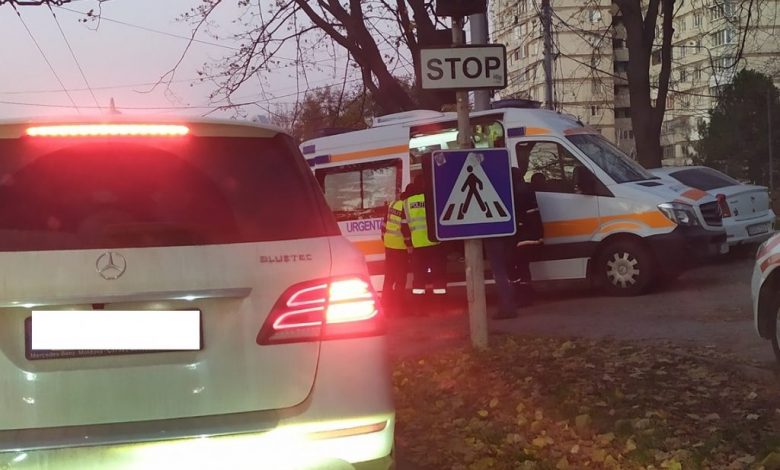 Photo of Un minor, lovit pe o trecere de pietoni din capitală de o mașină a școlii auto. La volan se afla un elev