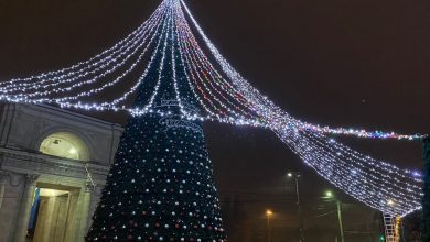 Photo of foto | Crăciunul tot mai aproape. Un brad și mai multe luminițe au fost instalate în Chișinău 