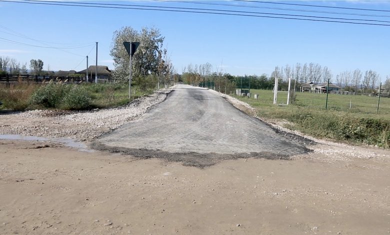 Photo of video | Un primar ar fi asfaltat drumul spre casa sa din bani publici, contrar deciziei Consiliului local: „Am mașină și plătesc impozite”