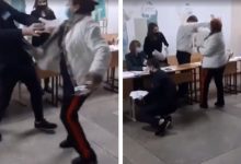 Photo of video | O femeie agresivă a sărit la bătaie la angajații unei secții de votare. Ar fi fost beată