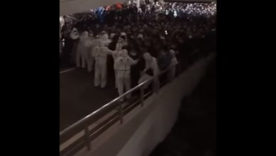 Photo of video | Haos la testarea în masă pe aeroportul din Shanghai, după ce mai mulți angajați s-au infectat cu COVID-19