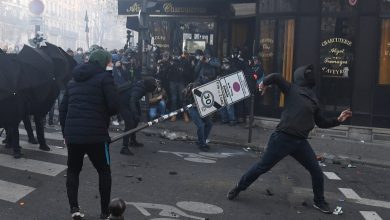 Photo of foto, video | Incidente violente la Paris: Mașini incendiate, gaze lacrimogene și altercații între protestatari și polițiști