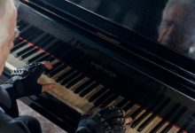 Photo of video | Nu a putut apăsa pe clape 25 de ani. Momentul în care un pianist începe să cânte din nou cu ajutorul unor mănuşi bionice