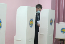 Photo of video | Dorin Chirtoacă a aplicat ștampila în buletin: „Am votat împotriva confiscării Republicii Moldova de către Kremlin”