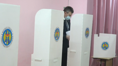 Photo of video | Dorin Chirtoacă a aplicat ștampila în buletin: „Am votat împotriva confiscării Republicii Moldova de către Kremlin”