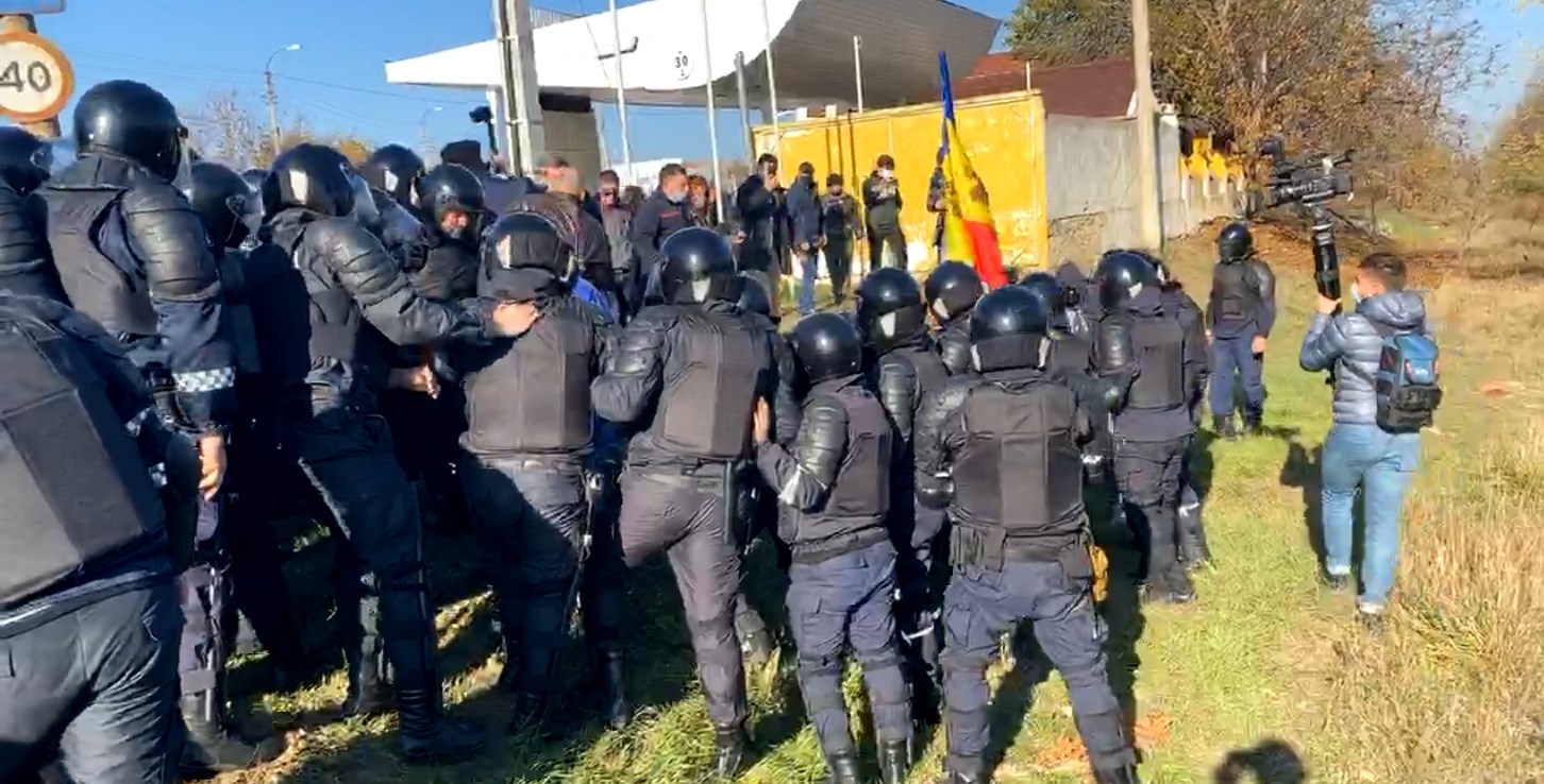 Photo of video | Situația devine tensionată la Varnița! Mai multe persoane ar fi blocat traseul, au intervenit mascații, iar Poliția ar fi folosit electroșocurile
