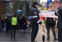 Photo of video | Tensiuni la Varnița! Mai mulți veterani ar bloca accesul persoanelor care vin să voteze. O persoană, stropită cu spray lacrimogen