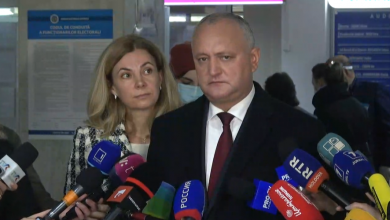 Photo of video | Igor și Galina Dodon, la ieșirea de la urne: Am votat pentru independența și statalitatea Republicii Moldova