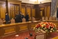 Photo of video | Armeni nemulţumiţi au ieșit în stradă la Erevan, au pătruns în Guvernul și l-au căutat pe premier și acasă