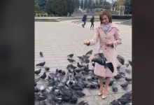 Photo of video | „Porumbeii n-au nicio vină”. Maia Sandu hrănește păsările din fața Catedralei