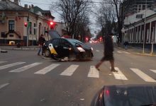 Photo of Accident în centrul capitalei. O ambulanță și un taxi s-au ciocnit într-o intersecție