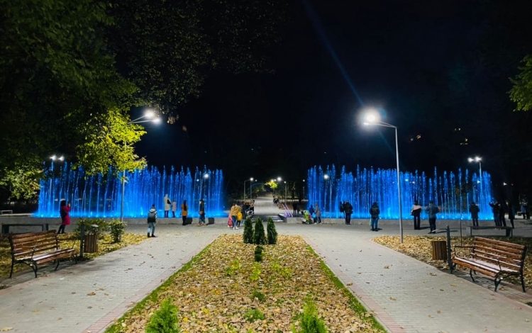 Photo of foto | Are 284 de jeturi de apă și lumini. Spre sfârșitul toamnei, în capitală a fost pus în funcțiune un nou havuz pietonal
