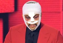 Photo of video | The Weeknd, cu întreaga față bandajată pe scena American Music Awards. Ce s-a întâmplat cu artistul