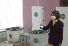 Photo of video | Maia Sandu a votat în aplauzele colegilor de partid. Îndemnul către funcționarii de stat și alegători