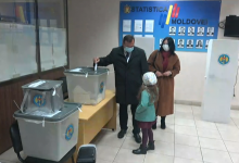 Photo of video | De la Varnița, Năstase a venit la votare cu familia: „Să nu mai ratăm această șansă uriașă”