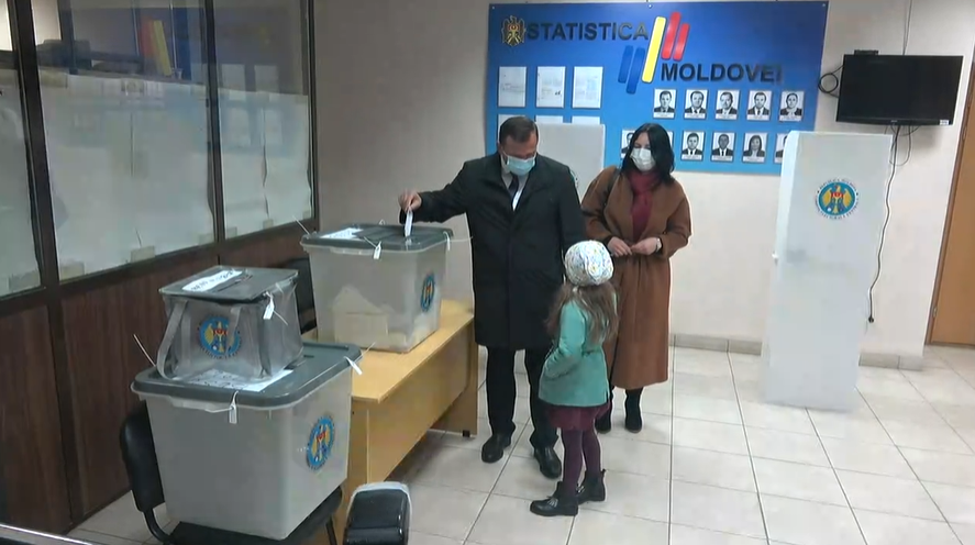 Photo of video | De la Varnița, Năstase a venit la votare cu familia: „Să nu mai ratăm această șansă uriașă”