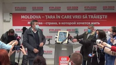 Photo of video | Dorin Chirtoacă a adus „portretul” unui kuliok, cu panglică neagră, la sediul PSRM. Furculiță: „Acest individ are frustrări”