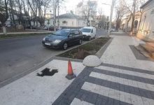 Photo of foto | Recent reparat, dar deja cu gropi. Trotuarul de pe strada Pușkin din capitală s-a surpat