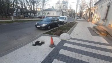 Photo of foto | Recent reparat, dar deja cu gropi. Trotuarul de pe strada Pușkin din capitală s-a surpat