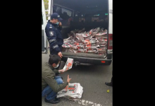 Photo of video | Scandalul de la tipografia Universul. Polițiștii numără, de față cu câțiva deputați, ziarele electorale ale Igor Dodon