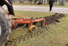 Photo of video | Momentul în care un tractor ară gazonul din fața Catedralei. „Să punem aici porumb”