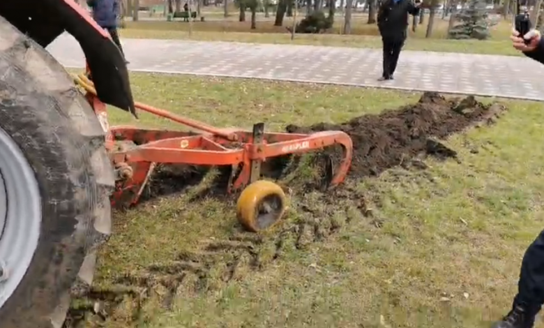 Photo of video | Momentul în care un tractor ară gazonul din fața Catedralei. „Să punem aici porumb”