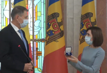 Photo of Sandu i-a oferit lui Iohannis moneda comemorativă dedicată doctorilor