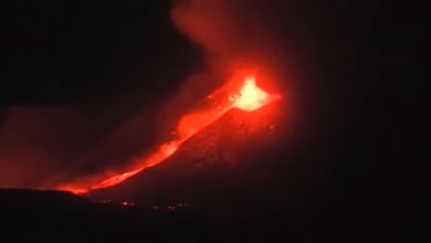 Photo of video | Imagini spectaculoase din Sicilia! Vulcanul Etna a erupt și a aruncat lava la înălțimea de 100 de metri