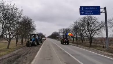 Photo of video | Agricultorii de la Tudora amenință că vor bloca accesul în țară dacă autoritățile nu vor găsi soluții pentru problemele lor