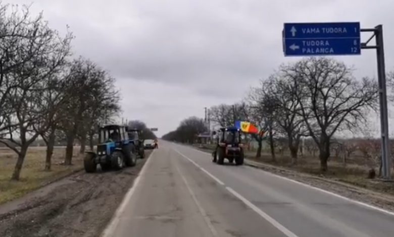 Photo of video | Agricultorii de la Tudora amenință că vor bloca accesul în țară dacă autoritățile nu vor găsi soluții pentru problemele lor