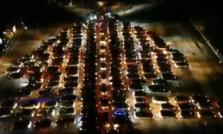 Photo of video | Ar putea fi numit cel mai original brad? Zeci de șoferi din capitală au format un pom de Crăciun din automobile