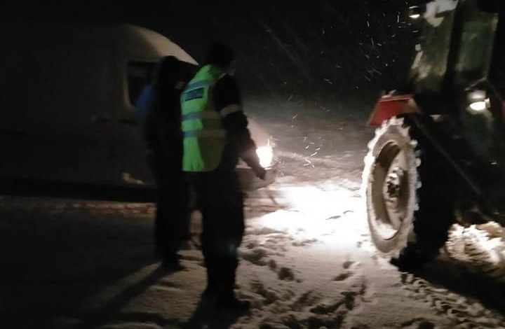 Photo of foto, video | Prima ninsoare – primele probleme. Mai multe mașini, blocate din cauza zăpezii